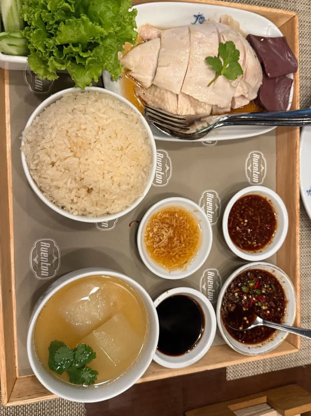ข้าวมันไก่มณเฑียร : ห้องอาหารเรือนต้น 