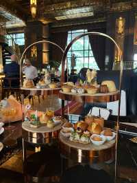 Lofty and beautiful place for hightea 