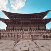 Step into a Joseon Dynasty Dream: Solo Traveler’s Guide to Gyeongbokgung Palace"** 🏯🌸