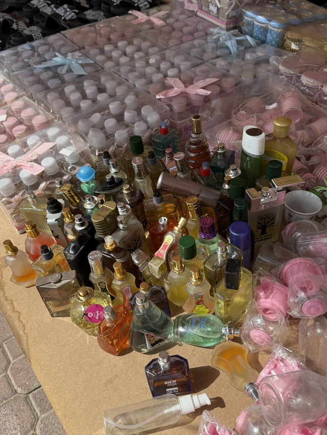 Must-Visit Friday Market Experience in 🇴🇲