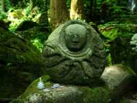 【山形】祠の背面の岩場から流れ出る滝！「胴腹滝」も涼感スポット