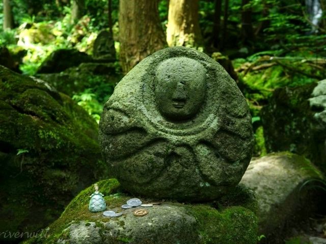 【山形】祠の背面の岩場から流れ出る滝！「胴腹滝」も涼感スポット