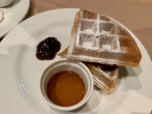 🍳 Breakfast at Melt Café — Quiet Luxury Meets a Seriously Good Spread