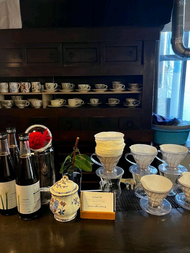 the café’s vintage wood-paneled interior, soft lighting, and jazz-infused ambiance create a warm🥰