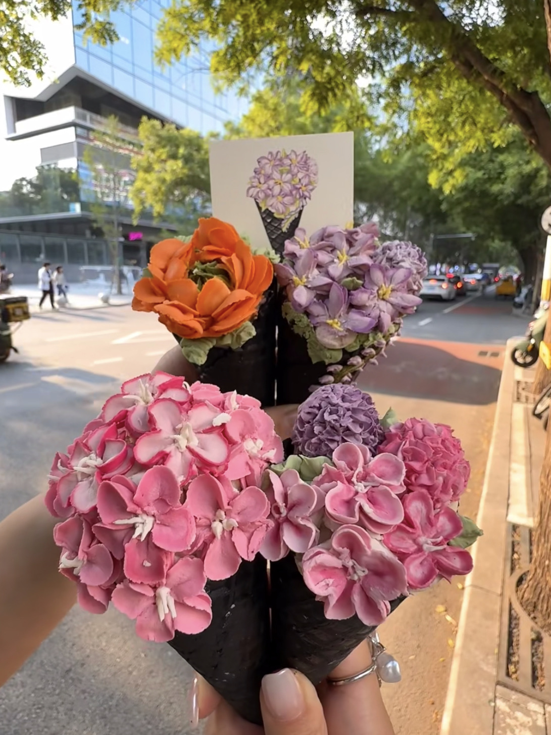 #chinatravel

Tersembunyi di jalanan Sanlitun yang trendi, suguhan musim panas terkeren di Beijing mekar dengan tenang di tangan Anda — es krim berbentuk bunga buatan tangan.

🌼 Ini bukan es krim cone biasa. Kelopak demi kelopak, es krim ini dibentuk menyerupai mawar atau peony yang sedang mekar.

🍓 Rasa yang tersedia beragam, mulai dari stroberi dan matcha klasik hingga edisi terbatas seperti persik putih-mawar atau peony-leci, semuanya dengan rasa manis bunga yang lembut dan meleleh perlahan, baik di mulut maupun di bawah terik matahari musim panas.

#chinatravel #travelchina #china #travel #malaysiatochina #myitinerary #familytravel #chinatrip #北京 #beijing
