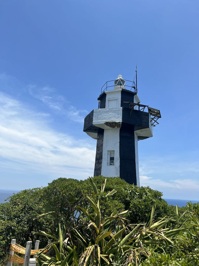 基隆｜基隆嶼（下集）—登頂步道 × 島燈塔：把東北角的海天收進 360° 的藍 💙🏝️