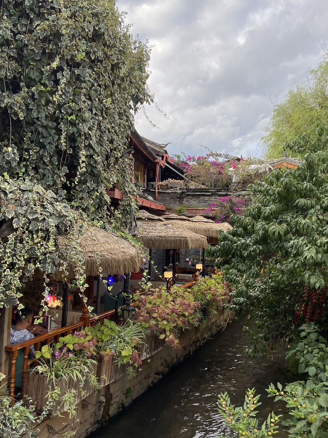 Walking through Lijiang Ancient Town is a total vibe! 🌈