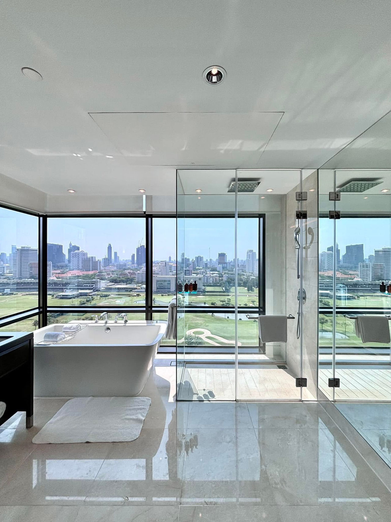 #tripbestFreeAccommodation
Mari lanjutkan perjalanan kita ke pusat kota dengan menginap di hotel di jantung kota: The T.S. River Bank Hotel.
Dengan Gecko View Room, kamar pertama menawarkan pemandangan menakjubkan yang tak tertandingi.

Hotel ini merupakan bagian dari keluarga Marriott, dan juga menawarkan layanan butler gratis 24 jam untuk semua tamu.

Corner Guest Room adalah tipe kamar entry-level, tetapi yang membuatnya istimewa adalah kamar sudutnya, yang menawarkan pemandangan indah Golf Course View (RBSC) dan City View.
Matahari terbenamnya sungguh menakjubkan.

Kamar mandinya, khususnya, sangat memukau, dan tata letaknya terasa proporsional, lebih baik daripada kamar entry-level pada umumnya. Toilet terpisah di sayap kiri, sementara shower berada di sayap kanan, menjadikannya tempat yang sempurna.

Hal lain yang saya sukai adalah tempat tidurnya yang sangat bagus. Merek Frette yang terkenal, digunakan di banyak hotel mewah, dan saya tidur dengan sangat nyenyak.

Pelayanan butlernya luar biasa. Kami bisa memesan minuman, teh, kopi, dan kue gratis selama menginap (teh serainya enak, saya minum beberapa gelas).
Mereka juga menawarkan layanan setrika gratis untuk dua potong pakaian per malam.