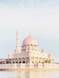 🇲🇾🕌 Putra Mosque: Pink Perfection Meets Golden Hour Magic! 🌇