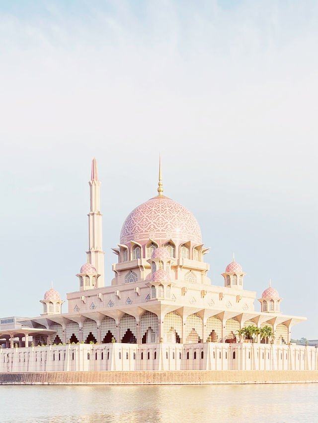🇲🇾🕌 Putra Mosque: Pink Perfection Meets Golden Hour Magic! 🌇