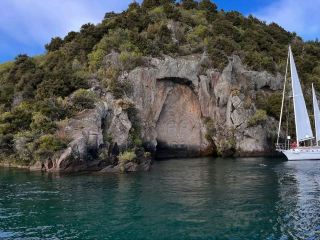 陶波湖上一處迷人的文化地標