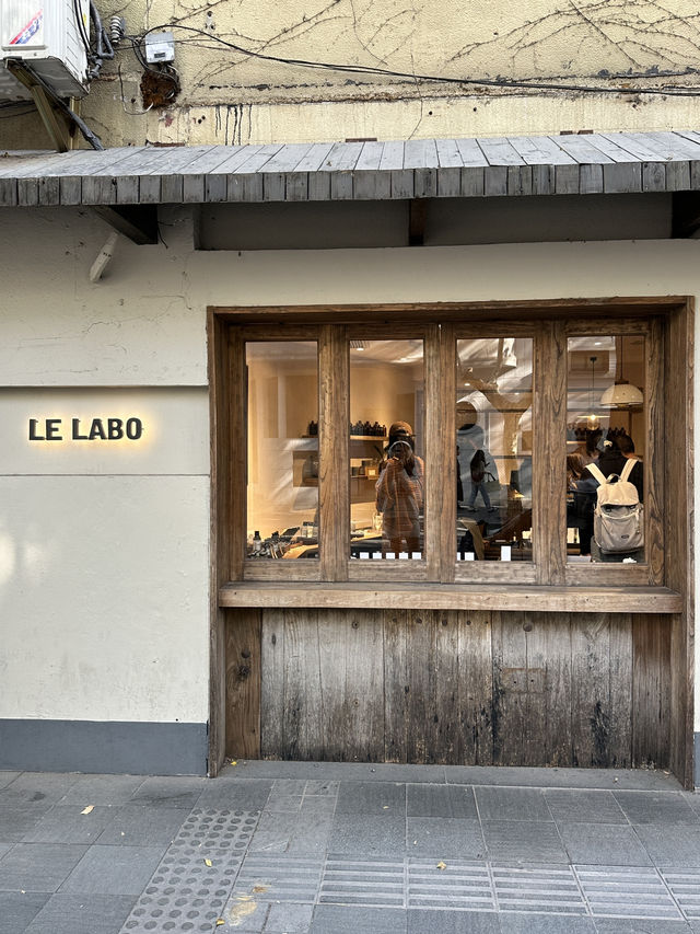 🌿上海武康路 Le Labo|隱身梧桐街區的香氣據點 🌿上海武康路 Le Labo|隱身梧桐街區的香氣據點