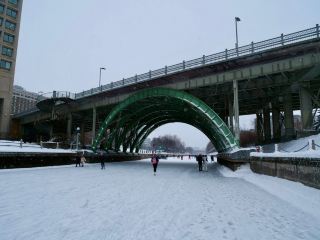 A trip to Ottawa isn't complete without experiencing one of the most iconic winter activities – ice skating on the Rideau Canal, one of the world's longest canals! Every winter, this canal, which winds through the city center, transforms into a giant ice rink, turning the cityscape into a snow-covered fairytale. The riverbanks are a picturesque winter wonderland. Even on rainy days, the experience is unique: snowscapes, bridges, wooden cabins, and the flow of people combine to create Ottawa's distinctive winter charm.

🌨️ Rideau Canal: A Winter Fairytale in the City
The Rideau Canal runs through downtown Ottawa. As a World Heritage Site, whether you're ice skating or strolling, you can appreciate the fusion of modern architecture and Western historical sites. Besides the wide ice rink, there are also many sheltered cabins where you can rest. The snow under the bridges reflects the shadows of the trees along the canal banks, creating a vibrant winter scene. It's recommended to check the weather forecast before you go, as rainy days are a concern.