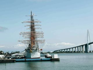 海王丸公園：海王丸と立山連峰の壮麗な景色