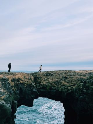 ซุ้มประตูสนเนเฟลส์เนส (Snæfellsnes Arch) ทิวทัศน์ซุ้มประตูธรรมชาติบนหน้าผาชายทะเล