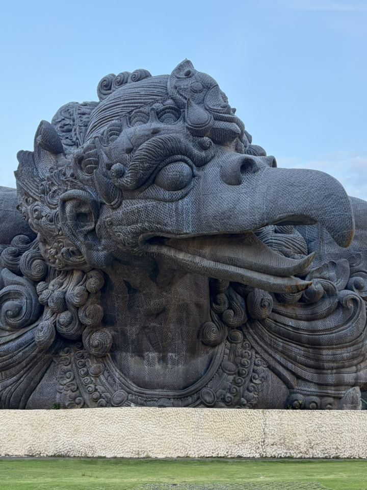 青空に映える精巧な彫刻アート。 | Trip.com バリ島