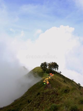 Indonesia’s Epic Seven Summits: A Bucket List for Thrill-Seekers ⛰️🌏