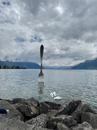 Vevey with a giant fork in the middle of the lake 🍴💙