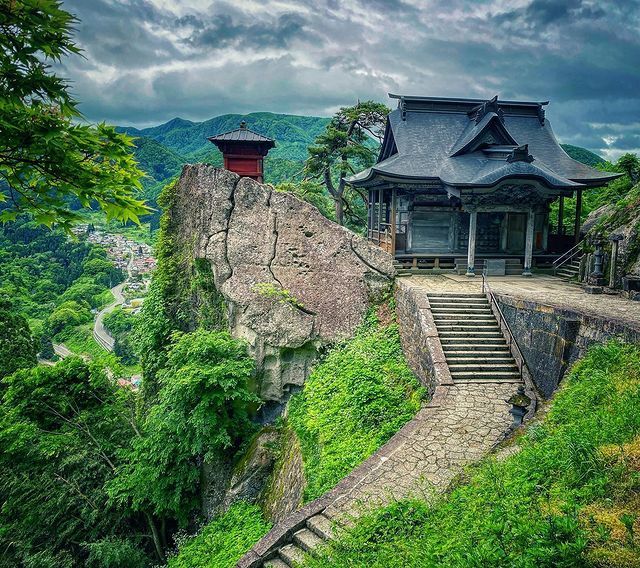 You will climb up 1085 steps up