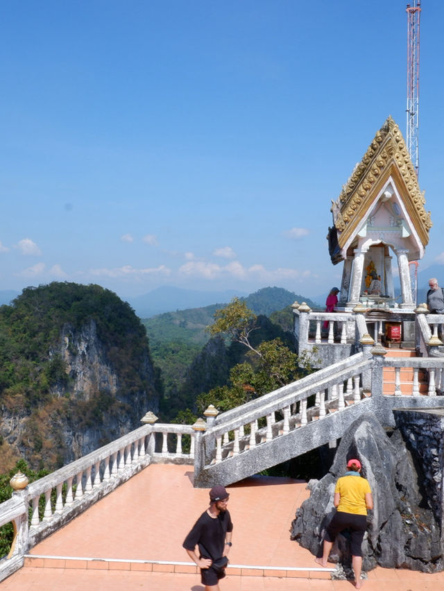 วัดถ้ำเสือ (Wat Tham Sua), กระบี่