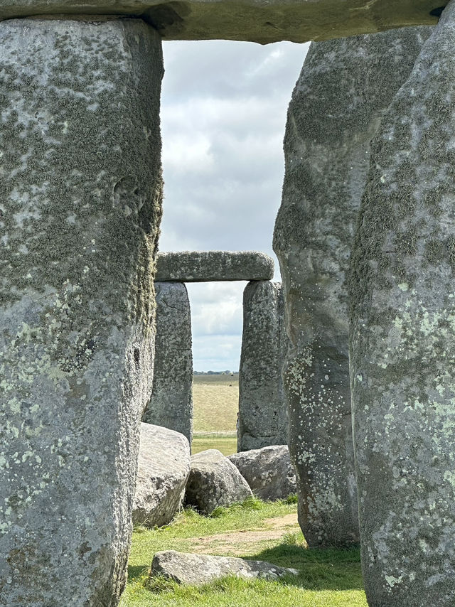 Discover Stonehenge: The Ancient Wonder of England 🏺🌿