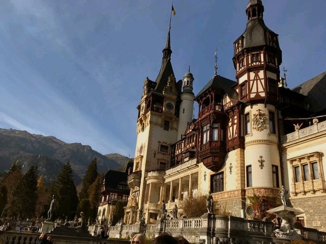🏰 Peleș Castle – A Fairytale Fortress in the Heart of the Carpathians 🏰 Peleș Castle – A Fairytale Fortress in the Heart of the Carpathians