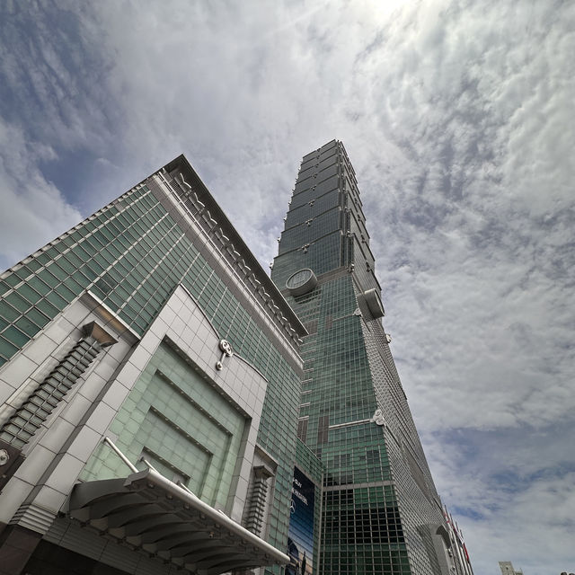 The view from the top of Taipei 101 🏙️ 