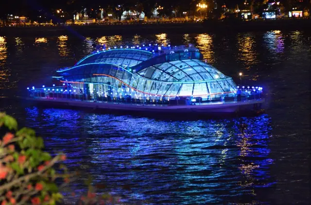 Enjoy the scenery of Pearl River night cruise
