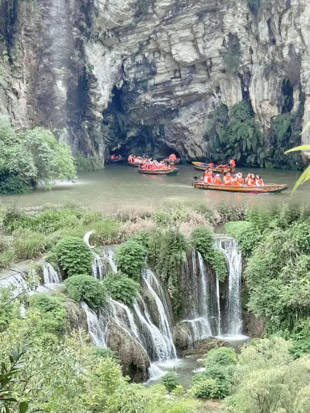 カルスト自然風景の天河潭、ボートで二つの洞窟を観光