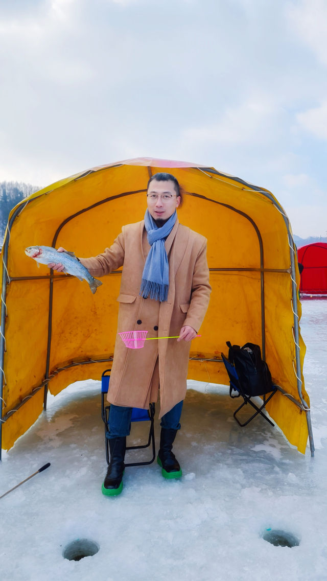 在冰上享受親手釣魚之趣，平昌鱒魚慶典