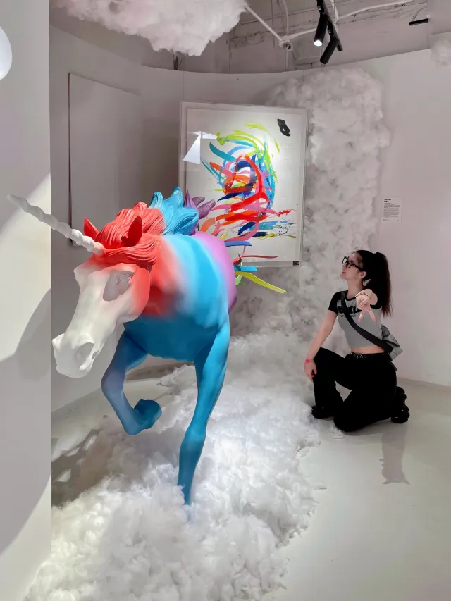 Magic City Exhibition|Thank you, this colorful pig named Pigcasso can sell a painting for 4k