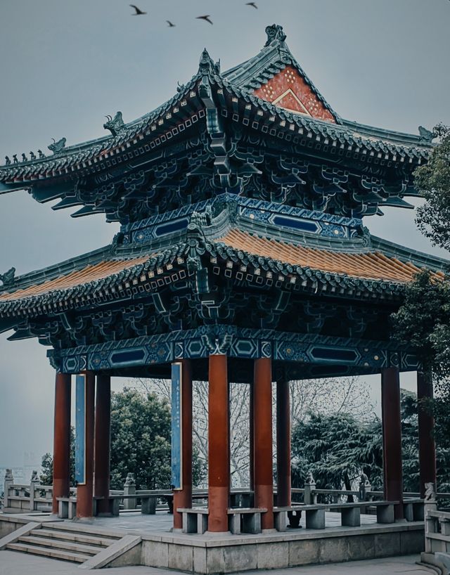 “絕頂樓荒舊有名，高皇曾此駐樓旌”閱江樓盡顯皇家氣派