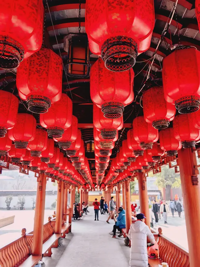 You may not know that there are such temples in Shanghai for New Year blessings