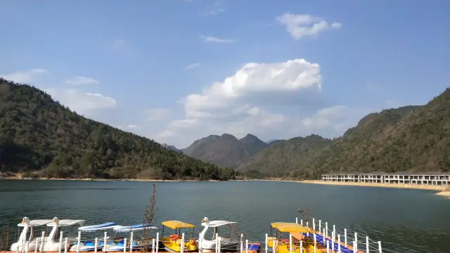 세상 밖의 복판 같은 온천 호텔, 등산도 할 수 있고, 뱃놀이도 할 수 있습니다