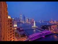 珠水銀波拍岸，閃耀虹橋高遠