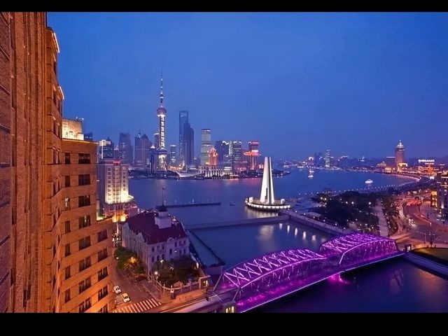 珠水銀波拍岸，閃耀虹橋高遠