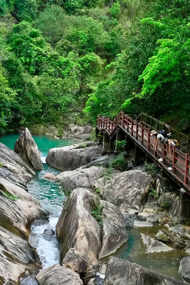 There are many shallow fords along the way where you can play in the stream, and it's really comfortable to lie on the big rocks listening to the white noise