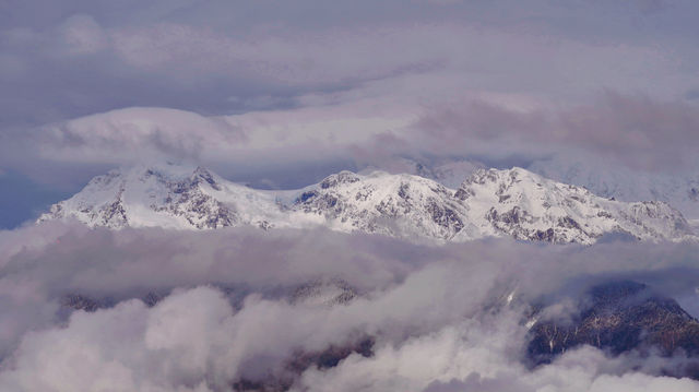躺在床上看梅里雪山！