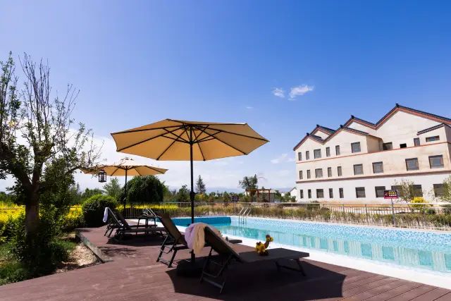 한 호텔에서 기린 산의 경치를 볼 수 있습니다