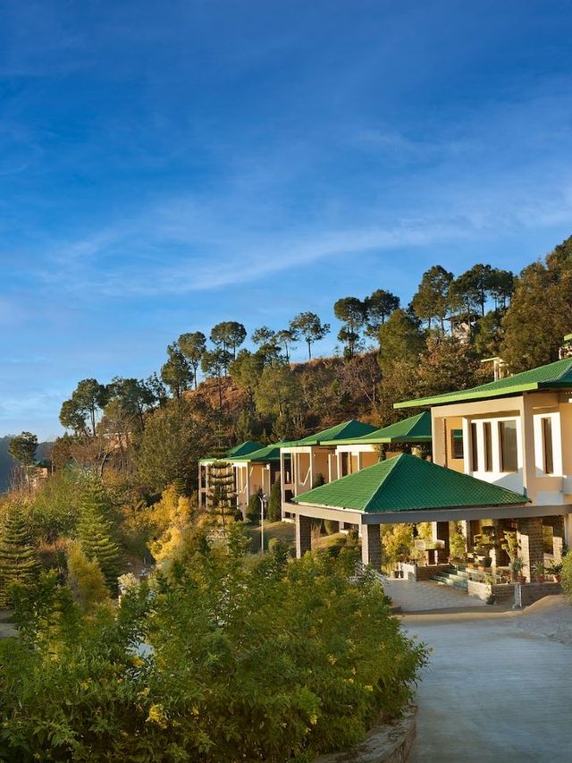 🌟✈️ Solan's Serene Escape: Suryavilas Luxury! 🏔️🛀