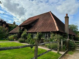 A stunning countryside manor from 1580 near Gatwick Airport in the suburbs of London!