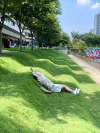 誰教上海這麼設計草坪的啊…也太躺平啦