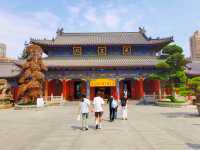 探索千年古寺。