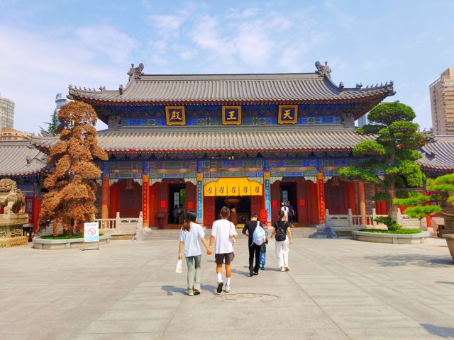 探索千年古寺。