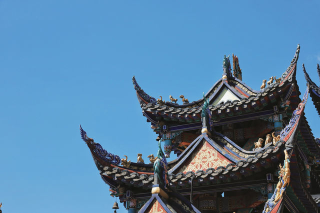 西昌市必到景點之大石板村和靈鷹寺。