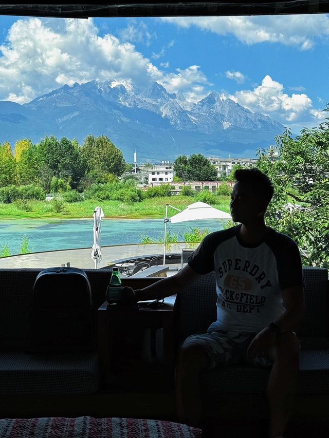 你能相信我竟然在床上就可以看到玉龙雪山。
