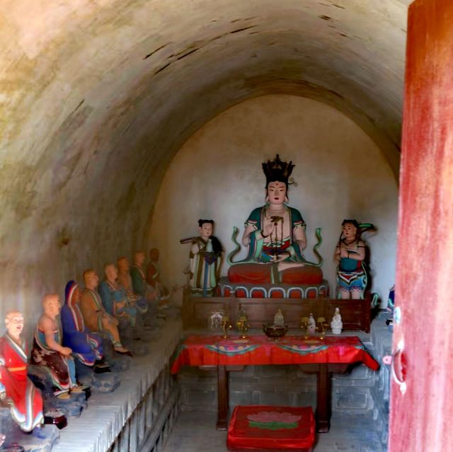 巍然屹立頂天佛，八丈金仙目有神。