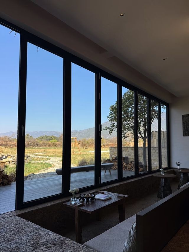 一睜眼就能睇到風景嘅酒店——不晚里予·日照金山