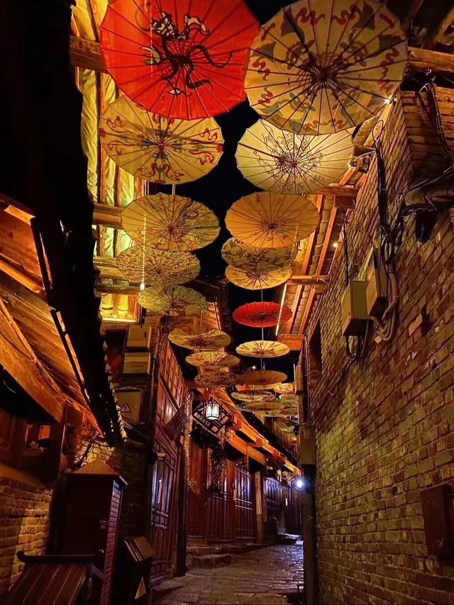 探索未知嘅精彩：夜晚嘅麗江古城燈火闌珊  喺路上：記錄每一處風景與感動 用腳步丈量世界 雲南麗江古城