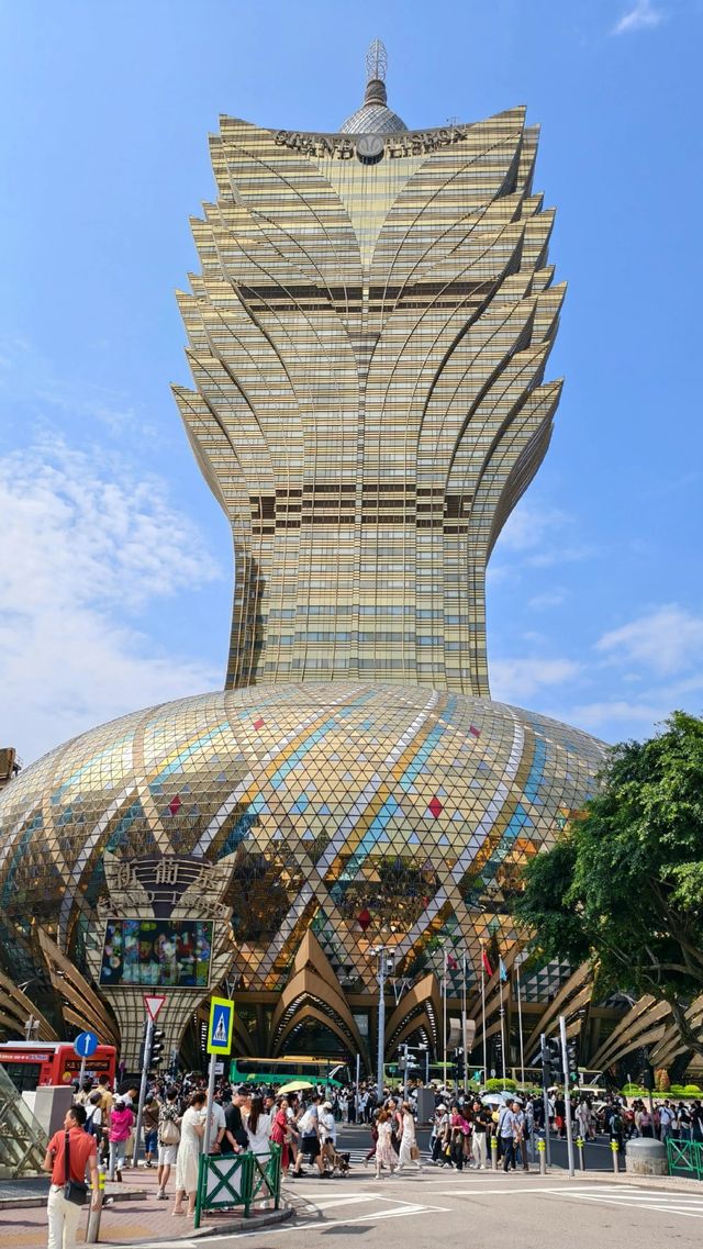 一半係煙火，一半係紙醉金迷
